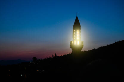 Silueta minareta i džamije na zalasku sunca. Simbol Islama. Svjetla na munari u svetom mjesecu Ramazanu.