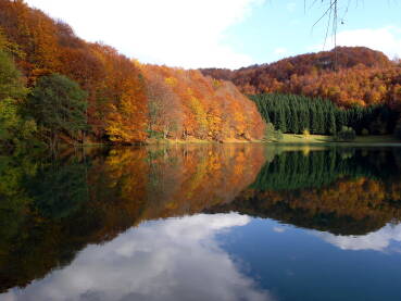 Jezero Balkana u opštini Mrkonjić Grad okruženo je šumovitim obroncima planine Lisine u jesenjim bojama.
