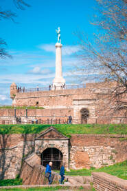 Tvrđava Kalemegdan sa simbolom, statuom Pobedniku, predstavlja gradsko utvrđenje, oko kojeg se razvio današnji grad Beograd.