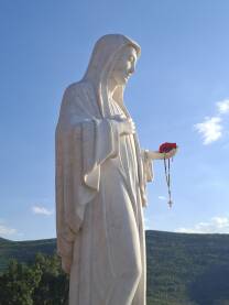 Kip Djevice Marije u Međugorju. Mjesto ukazanja