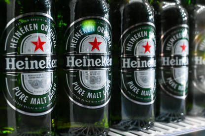 Boce Heineken piva u frižideru u kafiću. Hladno pivo.