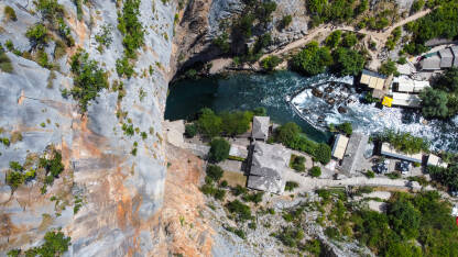 Tekija u Blagaju i izvor rijeke Bune, snimak dronom. Tekija u Blagaju je nacionalni spomenik Bosne i Hercegovine i predstavlja važan spomenik  arhitekture u BiH.