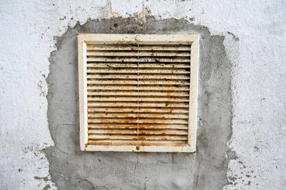 Stari ventilacijski otvor na kući.