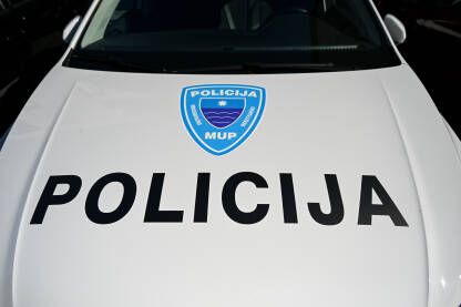 Policijski patrolni automobil na ulici u Mostaru, Bosna i Hercegovina. MUP HNK. Natpis: "Policija. MUP Hercegovačko-neretvanskog kantona."