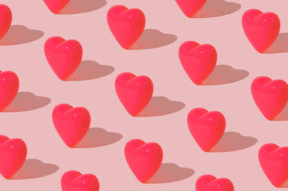 Ružičasta srca na pastelnoj pozadini.