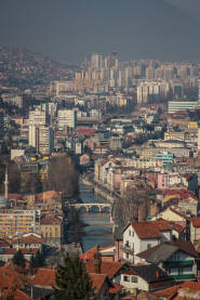 Sarajevo u zimski dan, korito Miljacke i mostovi