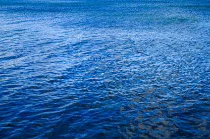 Površina mora, snimak dronom. Valovi na dubokom plavom moru.