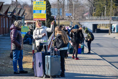 Žene i djeca iz Ukrajine čekaju prevoz u Poljskoj. Ljudi bježe od rata.