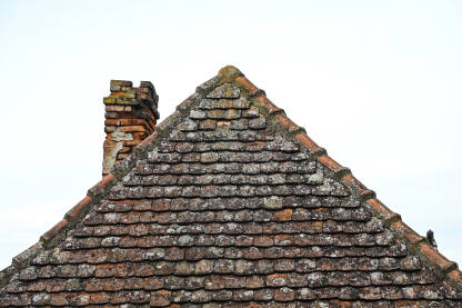 Stari crijep na krovu kuće.