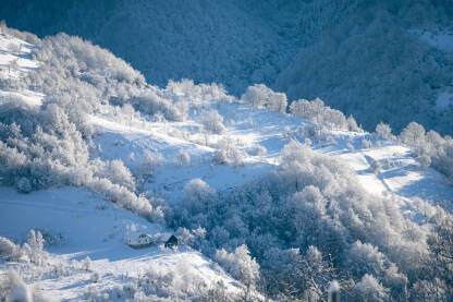 Kuća na osami u centralnoj Bosni, zimsko jutro