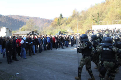 Sukob policije i civila na demonstracijama.