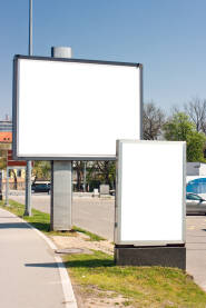 Prazan bilbord Prazan bilbord i reklamni totem na ulici
