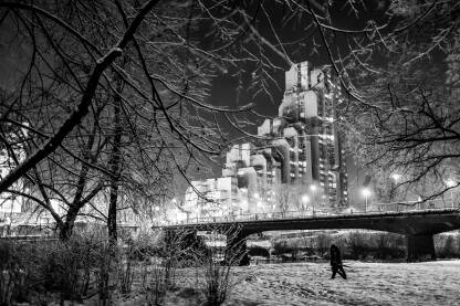 Zgrada Lamela u Zenici noću i šetač na Kamberovićima ispred