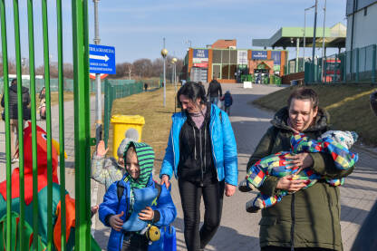 Majke sa bebama i malom djecom ulaze u Poljsku iz Ukrajine, granični prelaz Medyka.