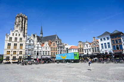 Mechelen, Belgija: Zgrade u centru grada. Ljudi šetaju ulicom.