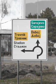 Tabla, saobraćajni znak sa izlazima iz kružnog toka ka Sarajevu, Travniku i Doboju.
