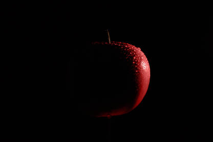 Crvena jabuka na crnoj pozadini