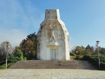 Spomenik palim Krajišnicima, u Narodno-oslobodilačkoj borbi (1941-1945) protiv fašizma, nalazi se na vrhu Banj brda (431m nadmorske visine) koje dominira Banjalukom. Udaljen je oko 5km od grada.
