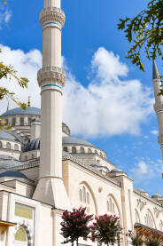 Çamlica džamija u Istanbulu. Najveća džamija u Turskoj.