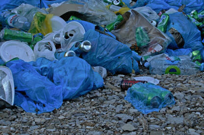 Gomila smeća. Zagađenje okoliša. Plastične vrećice, ambalaža i boce.