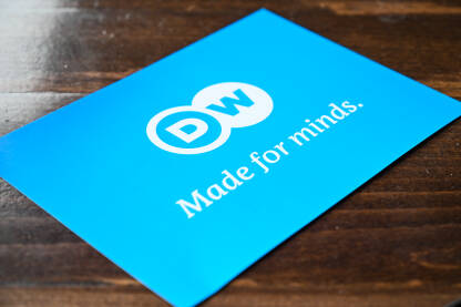 Logo i slogan Deutsche Wellea "Stvoreno za umove". DW je njemački međunarodni javni emiter. Televizijska mreža. Logo DW-ovog globalnog emitera vijesti.