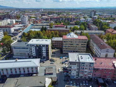 Prijedor, centar grada. Panoramski snimak dronom Prijedora. Zgrade, kuće i ulice u gradu.