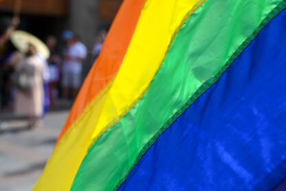 LGBTIQ zastava na protestu. Simbol LGBT zajednice i društvenih pokreta. Simbol lezbijske, gej, biseksualne, transrodne i queer zajednice