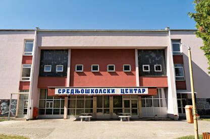 Zgrada srednjoškolskog centra u Tesliću u kojoj se nalaze sljedeće škole: Srednja mješovita škola "Jovan Dučić" i "Nikola Tesla".