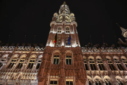 Brisel, Belgija: Gradska vijećnica u centru grada noću. Zgrade u Briselu. Grand Place je centralni trg u Briselu.