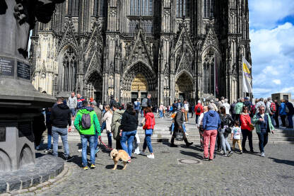 Keln, Njemačka, turisti ispred katedrale.