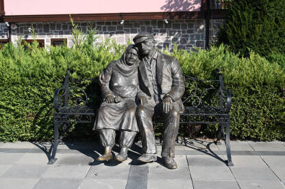 Ankara, Turska: Brončana statua starca i žene koji sjede na klupi. Hamamonu trg. Turistička atrakcija.