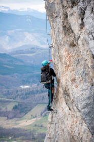 Planinar tokom penjanja na Via ferrata "Sokolov put" na Crvenim stijenama, na Romaniji.