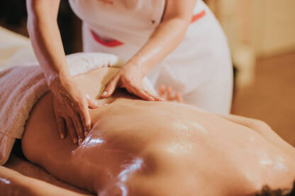 Detalji ruku i tijela tokom masaže
