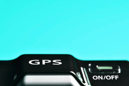 GPS uređaj na plavoj pozadini