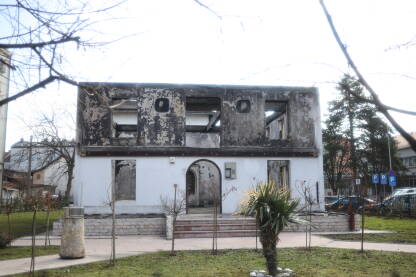 Spaljena Hadži Pašina džamija u Brčkom Hadži Pašina džamija, poznatija kao Drvenija džamija, potpuno uništena u požaru