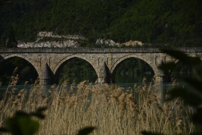 Fotografija lukova čuvene Ćuprije u Višegradu i trske koja se nalazi u samoj blizini mosta