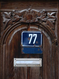 Broj 77 na drvenim vratima