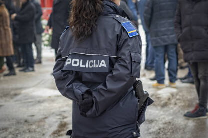 Policajka okrenuta leđa u uniformi  Mup-a KS.Policajka na obezbjeđenju