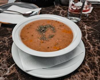 Teleća supa servirana u tanjiru. Supa u restoranu.