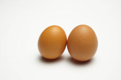 Dva jajeta na bijeloj podlozi