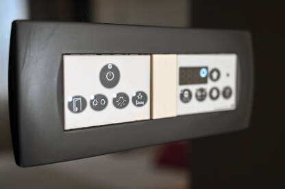 Moderni prekidači za svjetlo, klima uređaj i grijanje u hotelu.