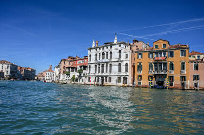 Venecija, Italija. Historijske građevine uz riječni kanal. Popularna turistička destinacija.