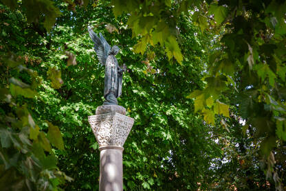 Spomenik se sastoji od izvanredno lepo izvajanog anđela u nemanjićkom stilu, monolitnog stuba visine 4-5 metara i postolja sa uklesanim natpisima.