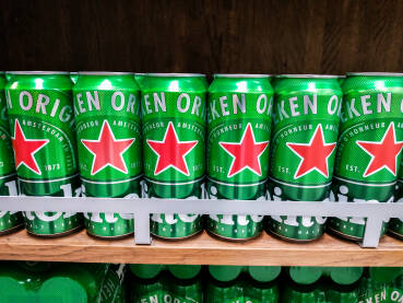 Limenke Heineken piva na policama u trgovini.