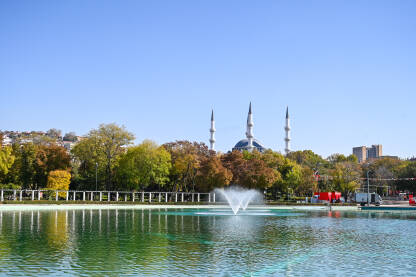 Ankara, Turska, panoramski pogled na grad. Fontana u parku Gençlik ili Omladinski park sa džamijom u daljini.