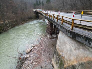 Most kojeg osiguravaju pulcevi ispod.