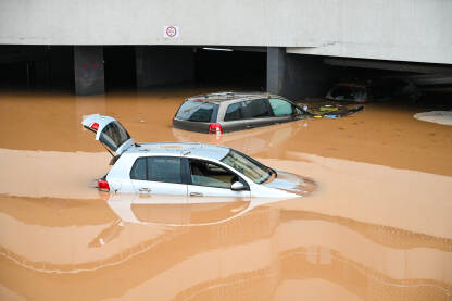 Potopljeni automobili na parkingu. Poplave rijeka u gradu. Automobili potopljeni u vodu. Potopljen auto.