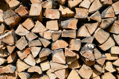 Nacijepana i naslagana drva za ogrjev. Drva za ogrjev složene u kutije. Zalihe za zimu.