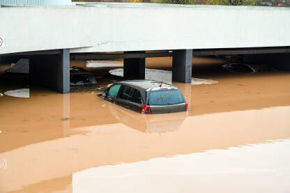 Potopljeni automobili na parkingu. Poplave rijeka u gradu. Automobili potopljeni u vodu. Potopljen auto.