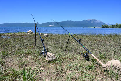 Štapovi za pecanje uz vodu. Ribolovni pribor uz jezero. Ribolov na slatkim vodama.